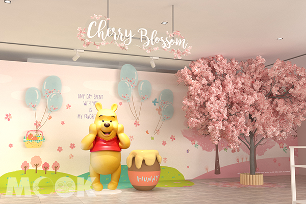 《迪士尼櫻花季期間限定店》台中店的小熊維尼與櫻花樹場景。