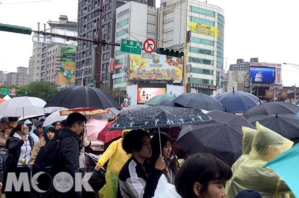 大批民眾攜帶雨傘看遊行，其實會有觀看視線不佳的問題。