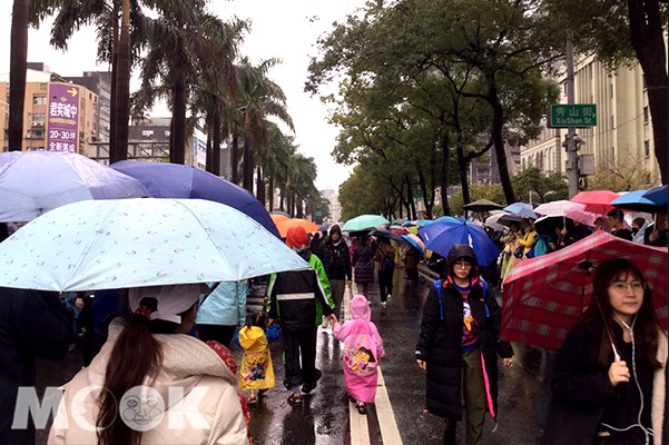 少數人自行攜帶雨衣到現場觀賞遊行，小朋友也全副武裝。