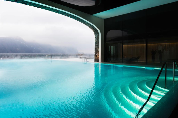 浸在溫暖的涉水浴池裡，欣賞著盧塞恩的湖畔風光。 (圖／Park Hotel Vitznau)