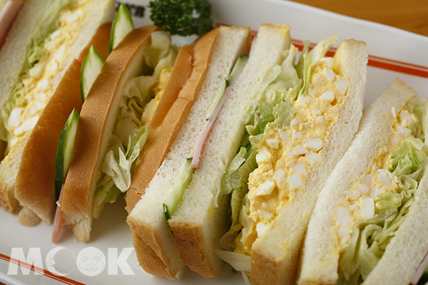 總匯三明治，KOMEDA’s Coffee麵包及吐司皆採用獨家配方及高品質小麥粉，香軟的特殊口感搭配獨秘製醬汁結合出各種美味的三明治及堡類餐點。