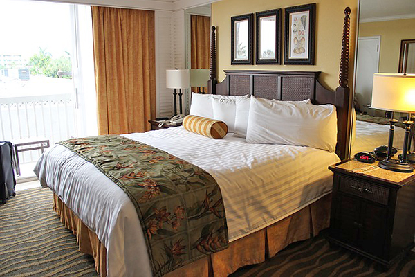 許多貼心的飯店會提供不同材質、硬度的寢具供客人們替換。 (圖／Pixabay)
