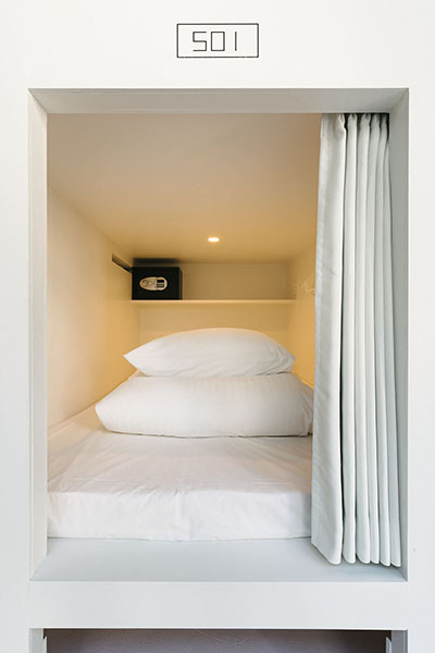 雖然微膠囊旅館但床位的空間與設備都非常舒適、齊全。