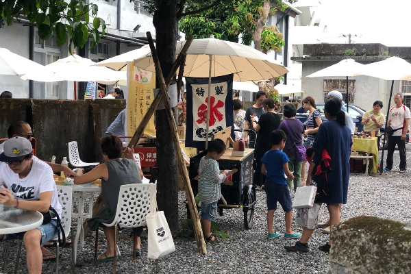 在建築旁是一條長廊空間，每個週末都會舉辦市集，可體驗台灣各地不同的店家。