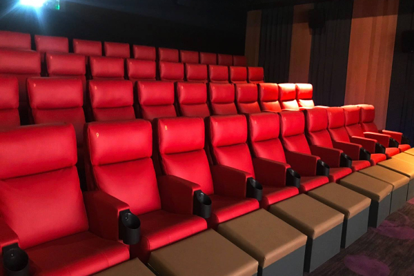 影廳內的第一排皆配有跨腳座椅，能非常舒適的享受電影過程。