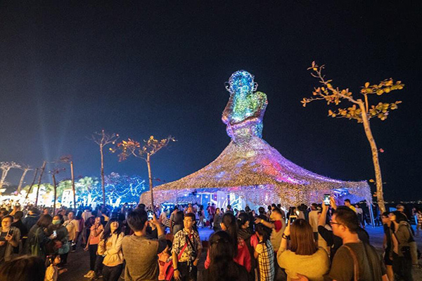 大鵬灣燈區新住民藝術主燈「你容我融」海之女神，由一個個的蚵殼組合而成！。