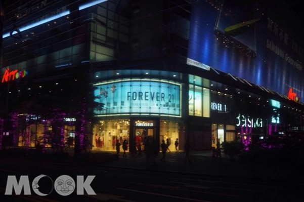 Forever 21 在台兩家店陸續收攤，2019年3月退出台灣市場。(圖／cheriechang1217)