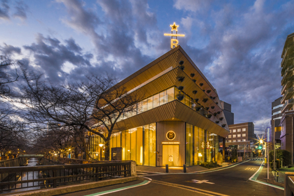 Starbucks Reserve Roastery Tokyo選址於東京賞櫻名所目黑川旁。 (圖／Starbucks，以下同)