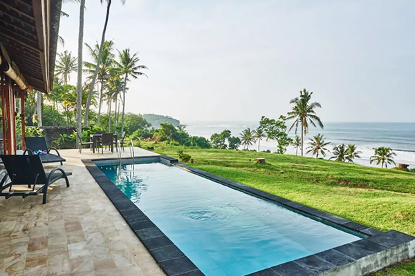 位於海濱的別墅，每天都能被海浪與陽光叫醒。 (圖／BEACHFRONT Pool Villa )