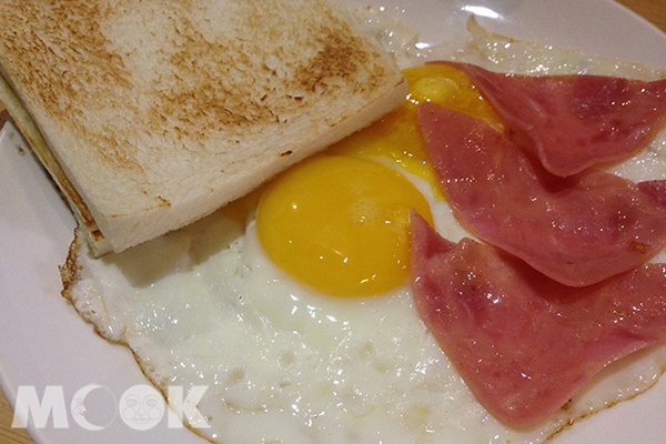超有名的吐司火腿煎蛋早餐。 (圖／cheriechang1217)