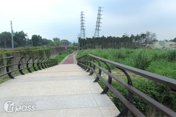 集集線濁水車站的公園步道，也是自行車道遠遠就能看到明顯的斜塔全貌。（圖／南投縣政府）