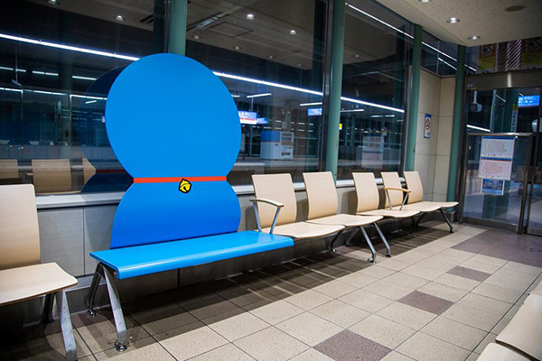 位於神奈川縣的小田急電的登戶站，最近改裝成哆啦A夢主題車站(圖／小田急電鐵)