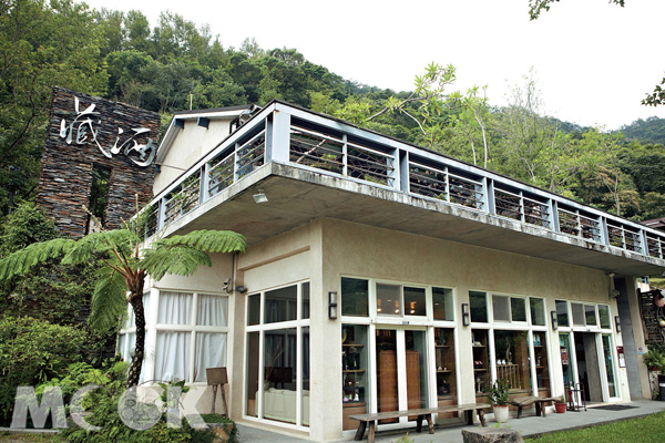 藏酒酒莊運用漂流木、石板和環保建材蓋成的綠建築。 （圖／旅人誌）
