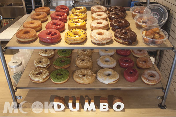 「DUMBO Doughnuts and Coffee」有多種特別口味，如檸檬罌粟籽、椰子、抹茶奶油起司、百香果、起司蛋糕等。