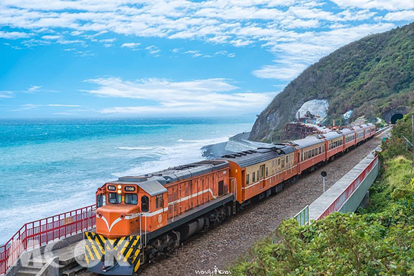 多良車站坐擁廣闊的海景視野，月台上的紅色欄杆為明顯特色，深受鐵道迷及遊客喜愛。