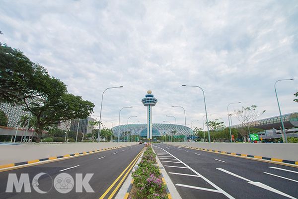 新加坡樟宜機場「星耀樟宜」和機場控制塔。（圖／星耀樟宜）