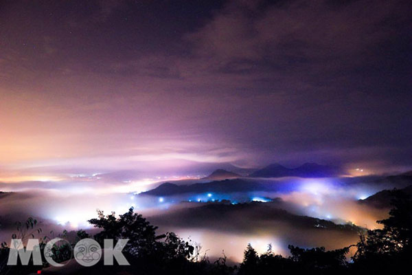 金龍山夜晚的雲海琉璃光，折射出美麗流光與日月潭小鎮的人情味。(圖片提供／jun753753)