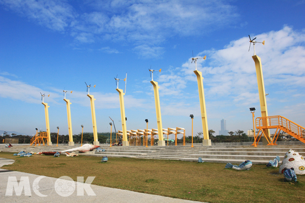 七座高大的太陽能風車佇立在公園裡。