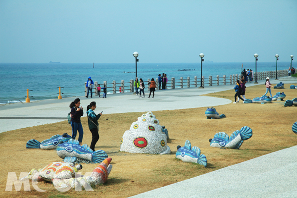 公園內有彩色磁磚拼貼成海生動物造型，饒富樂趣。