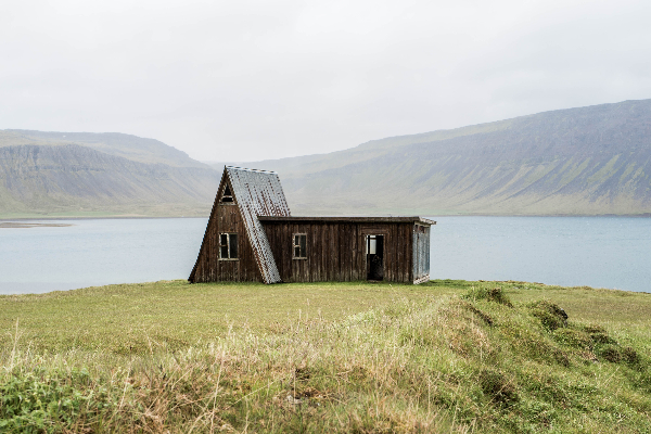 遺世獨立的小屋，也是這個時代許多人的追求。 (圖／Unsplash)