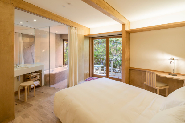 飯店內的裝潢以日式和風為主軸，利用木頭與玻璃營造富有禪意的氛圍。