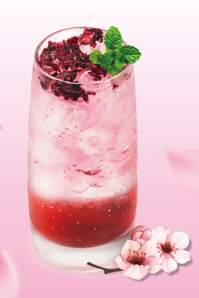 因應櫻花祭推出的浪漫飲品，粉戀櫻花汽泡飲。 (圖／金子半之助)