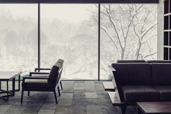 在旅館內的每個角落都能欣賞窗外美麗的雪林景緻。