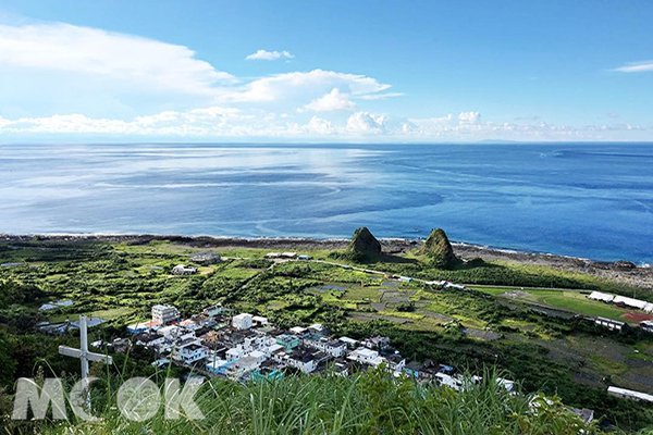 朗島祈禱山上俯瞰部落與美景。 (圖／_ching.1)