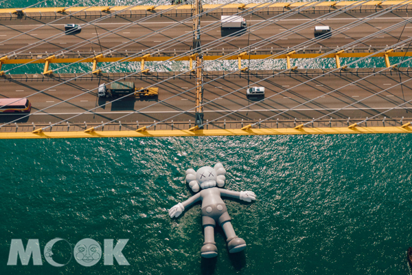 37 米 COMPANION、KAWS 至今最大型臥姿藝術作品 從灣仔「游」到添馬公園對開海面。（圖／香港旅遊發展局，以下同）