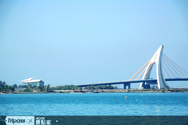 鵬灣跨海大橋是屏東東港的知名地標。 （圖／青洲濱海遊憩區）