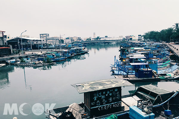 屏東東港獨特的漁村文化與新鮮海產非常值得一遊。 (圖／charlieliuliuliu)