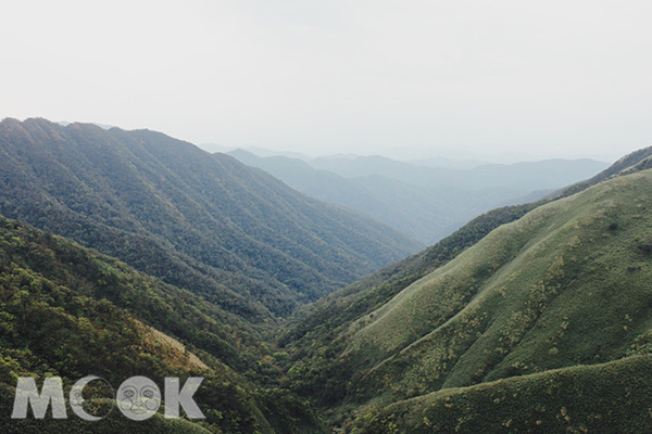 早晨薄霧濛濛的山色，有另一種神秘的美感。  (圖／MOOK景點家廖維仁)