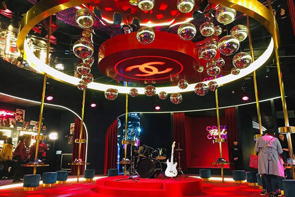香奈兒COCO放閃俱樂部以八十年代巴黎，為靈感的奇幻迪斯可空間。(圖／松山文創園區 SCCP Taipei)