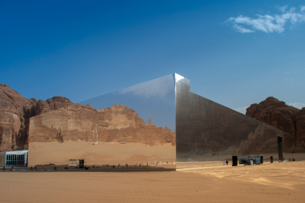 屹立於荒漠中的巨大鏡面建築物。 (圖／Dhafer Alshehri)