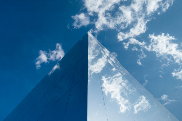完全折射湛藍天空與雲朵的鏡面設計。 (圖／Dhafer Alshehri)
