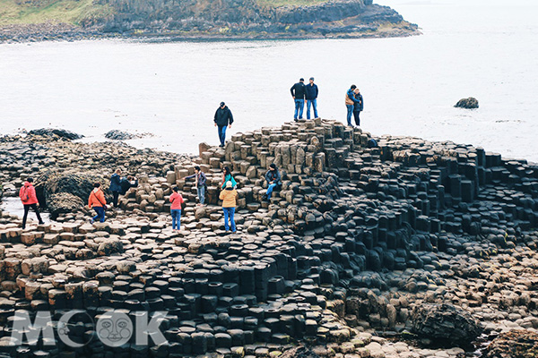 壯觀的巨人堤道，遊客們駐足拍照。 (圖／charlieliuliuliu)