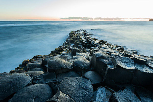 由四萬根玄武岩石柱所組成的巨人堤道。 (圖／Unsplash)