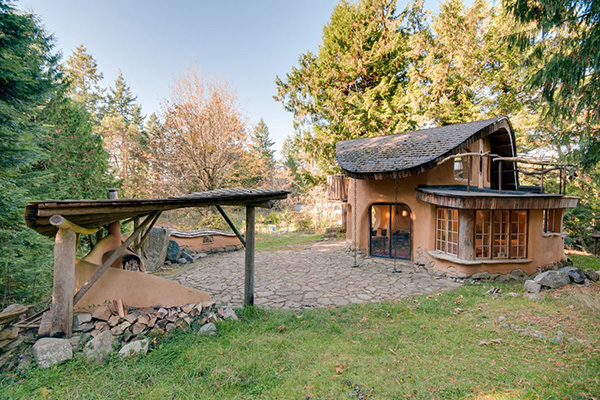 宛如童話故事場景般的可愛小屋。 (圖／Unique Cob Cottage，以下同)
