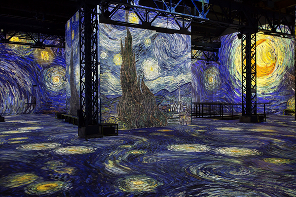 梵谷數位特展中展出梵谷最著名的畫作之一《星夜》(圖／Atelier des Lumières)