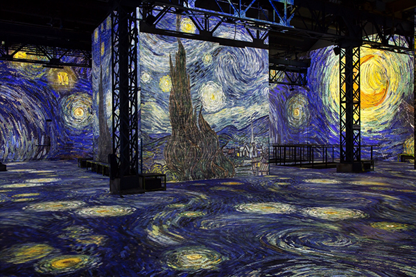 梵谷數位特展中展出梵谷最著名的畫作之一《星夜》(圖／Atelier des Lumières，以下同)