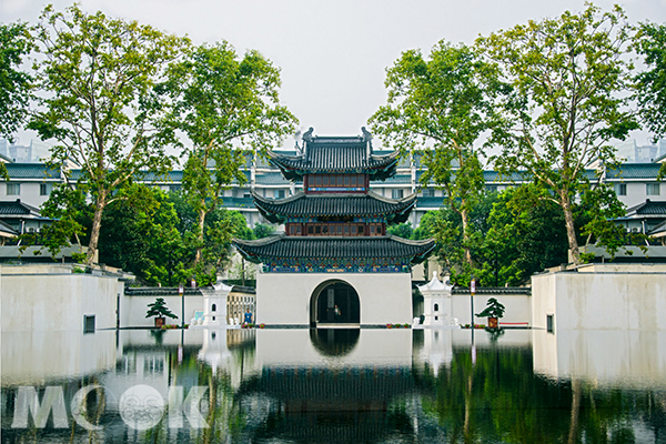 科舉博物館象徵性的建築特色，吸引攝影迷爭相來訪，成為了南京代表性地標，在陽光微暗之時於河畔前拍攝，倒景相伴景色迷人。