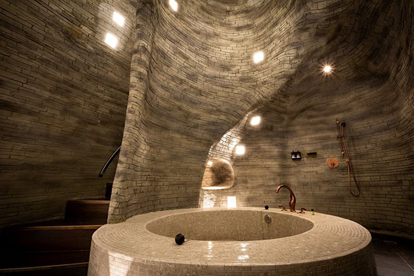 沿著旋轉樓梯而下，浴室令人彷彿中古世紀的地下密室。