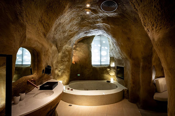 洞穴房型的衛浴間。