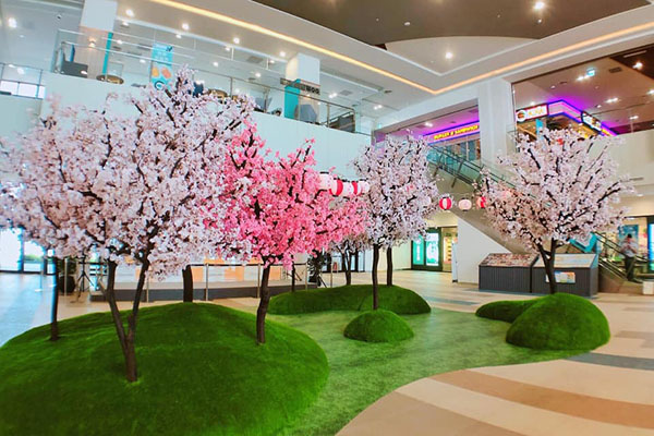 MITSUI OUTLET PARK台中港室內也有櫻花林造景(圖／MITSUI OUTLET PARK台中港)