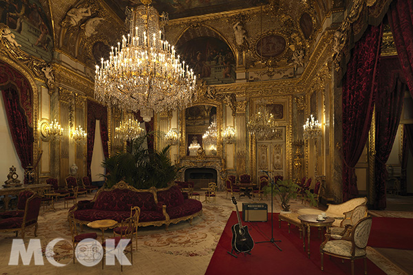 拿破崙三世豪華寓所內為您獻上專屬音樂表演。