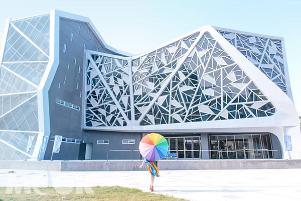 台江文化中心在4月13日正式開幕，充滿不規則設計感的白色建築十分吸睛。(圖／imissrainbow)