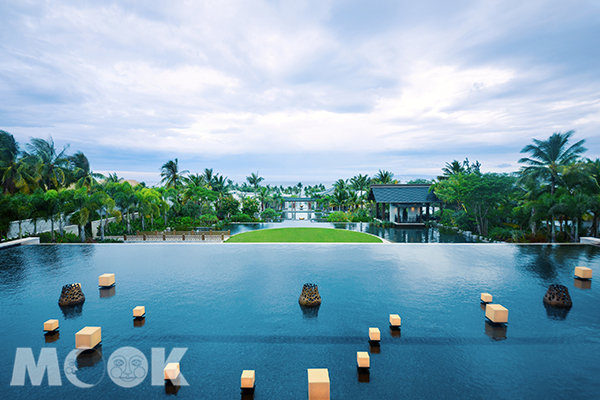 坐擁南海壯闊海景！傳奇建築師打造中國風渡假酒店