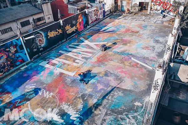 水泥地彩繪上繽紛的塗鴉，無處不展現新潮創意的街頭藝術風格。(圖片提供／tpo5088)