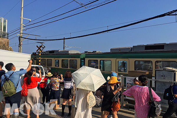鎌倉最熱門的觀光景點之一「鎌倉江之電」，每年吸引大批遊客前往拍照打卡，卻嚴重影響當地居民及交通(圖／克里斯多福)