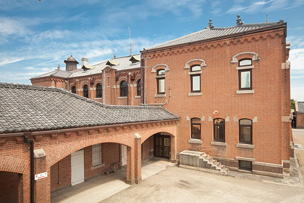 舊奈良監獄，由建築師山下啓次郎（Keiojiro Yamashita）設計，與他設計的另外四間監獄齊名，明治五大監獄 - 千葉、金澤、奈良、長崎、鹿兒島。